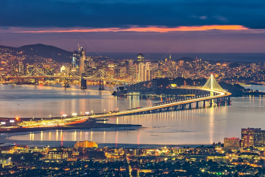 黄昏跨度美国加利福尼亚州日落时旧金山天际和湾桥假期图片