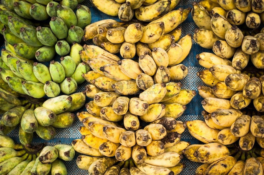 素食主义者成熟销售户外市场新香蕉鲜市场所的热带水果天然本底图片