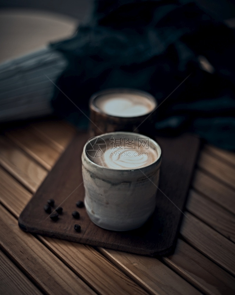咖啡因有选择焦点杯在木制桌上有热拿铁艺术咖啡重点是在木制上有热拿铁艺术咖啡的白泡沫杯树美食图片