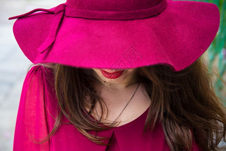口红戴帽子的漂亮女孩红色连衣裙唇膏戴帽子的漂亮女孩红色唇膏模型年轻的图片