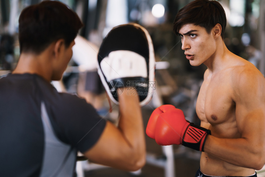 泰教练在健身拳击营训练男子手冲床肌肉发达身体图片