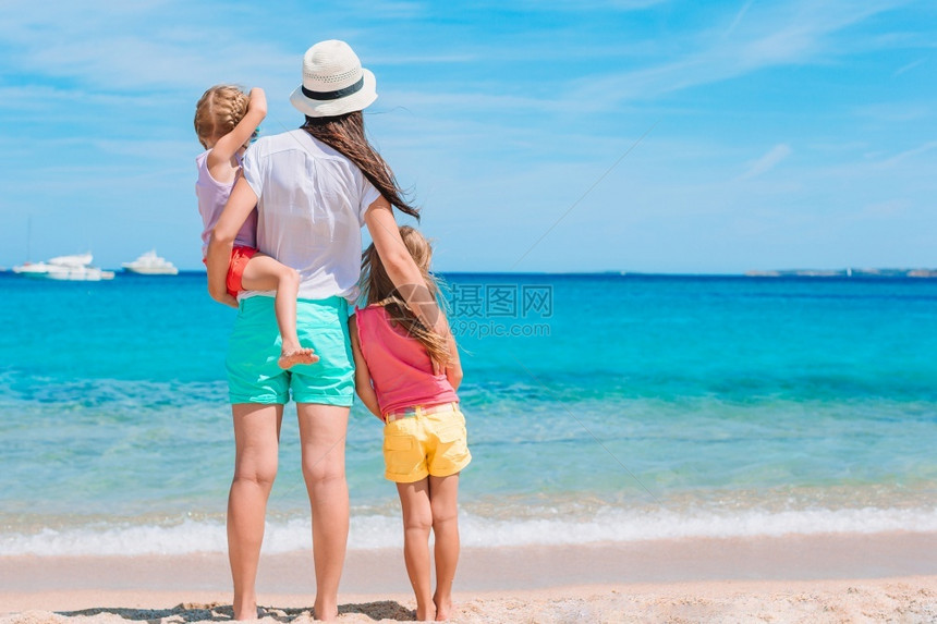 爱母亲和她的小女儿在海滩上美丽的母亲和女儿在海滩上水岸线图片