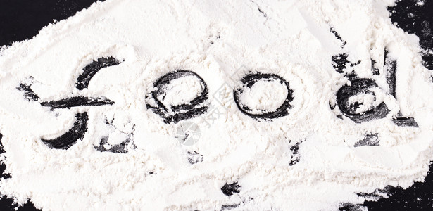 在散落的白小麦粉上题字食物抽象的木板白色图片