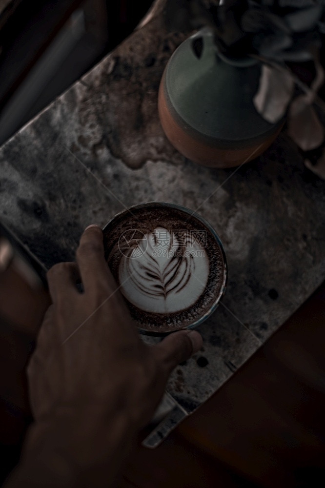 木制的有选择焦点杯用木制桌上的热拿铁艺术咖啡重点放在白泡沫杯加热拿铁艺术咖啡树香气图片