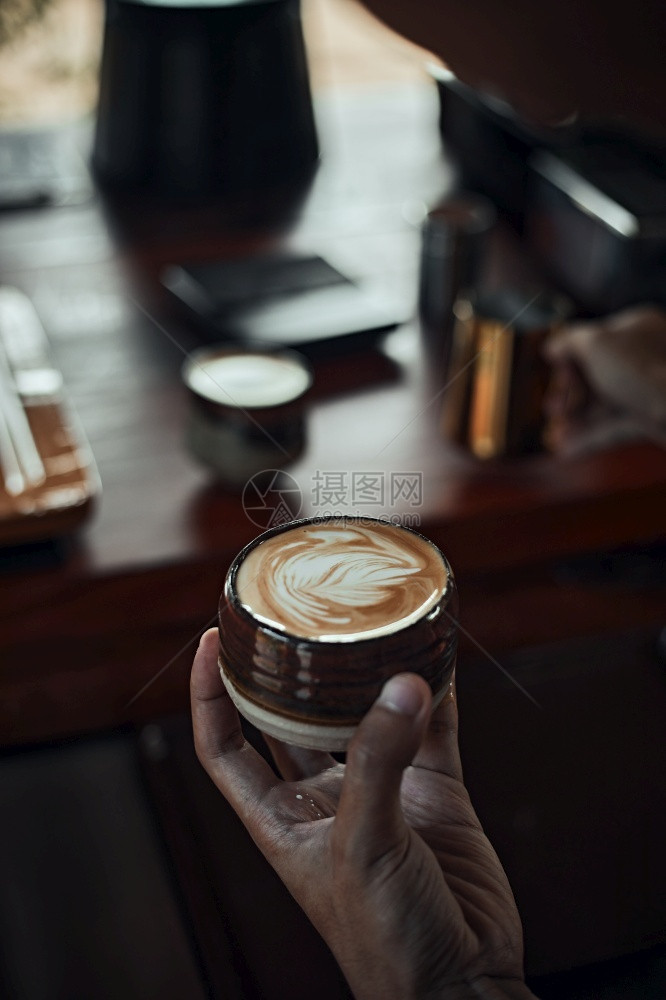 品尝选择焦点杯热拿铁艺术咖啡重点为白泡沫热拿铁艺术咖啡的焦点杯卡布奇诺浓咖啡图片