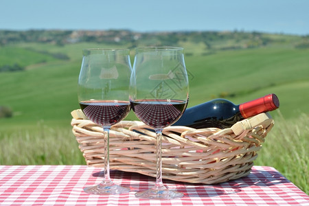 柴金食物红葡萄酒在彩布上对抗意大利的托斯卡纳风景饮料图片