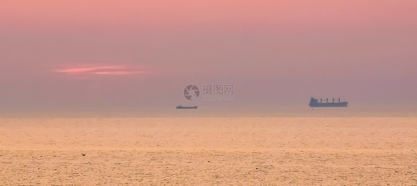 日落时乘船在海上航行唐堡泽兰内地海岸点城市图片