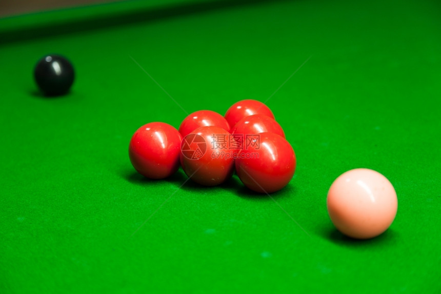 桌子丰富多彩的准备开始播放匹配颜色的和位置彩牌局Snookerballsonatable赌图片