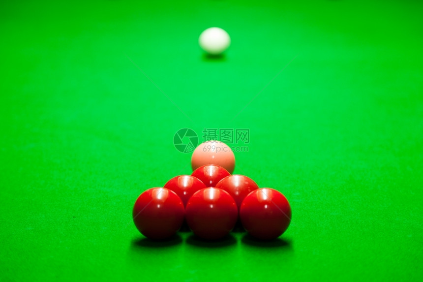 准备好领域开始播放匹配颜色的和位置彩牌局Snookerballsonatable运动的图片