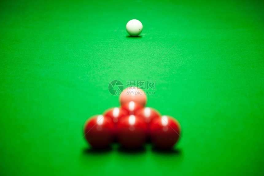 水池乐趣运动的准备开始播放匹配颜色的和位置彩牌局Snookerballsonatable图片