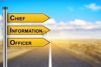 操作首席信息干事或在背景模糊的黄色道路标志上用字项目系统图片