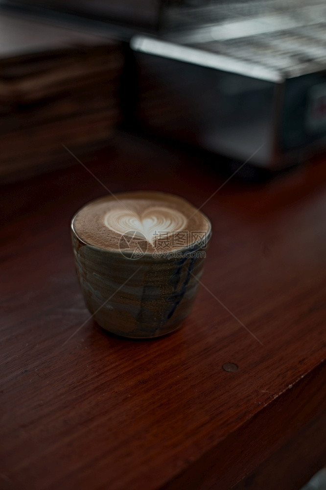 以白泡沫热拿铁艺术咖啡为焦点在木制桌上有选择地集中杯热拿铁艺术咖啡重点是白泡沫热拿铁艺术咖啡摩卡早餐布奇诺图片