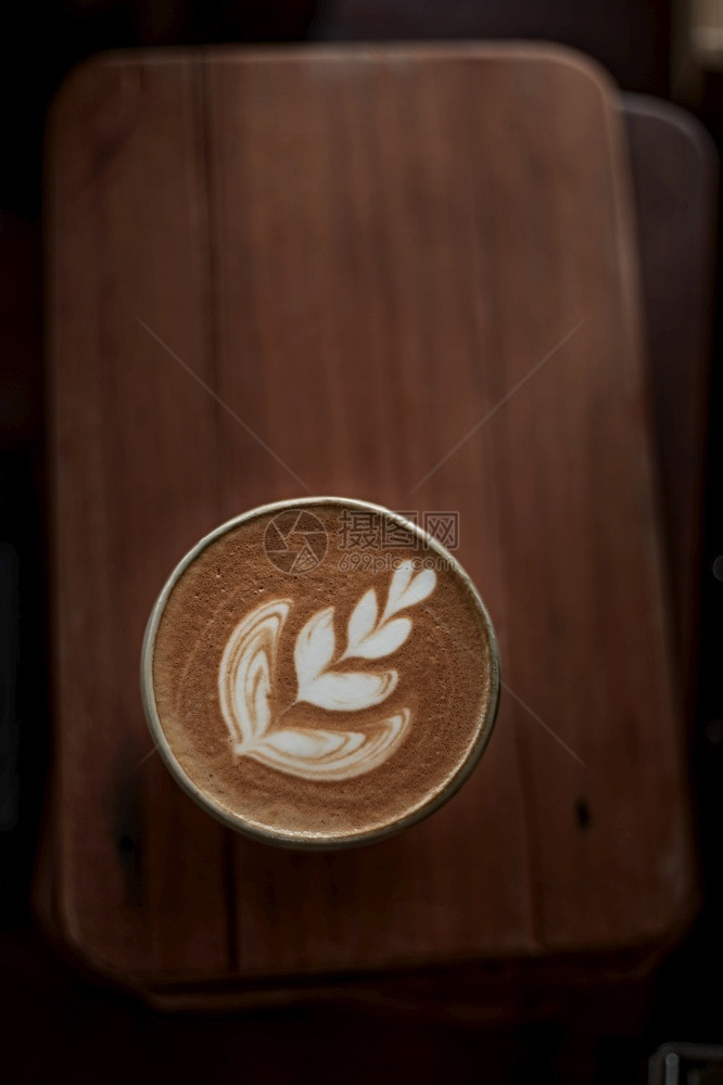 可以白泡沫热拿铁艺术咖啡为焦点在木制桌上有选择地集中杯热拿铁艺术咖啡重点是白泡沫热拿铁艺术咖啡桌子品尝图片