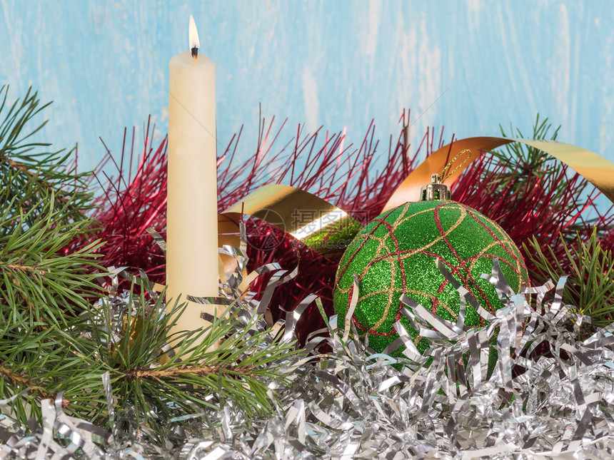 季节白蜡烛和绿色圣诞舞会在新年树枝中欢庆仪式的雪边框里写着歌词箔新的图片