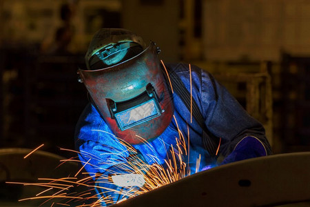 生产工作场所业人在厂中焊接匠图片