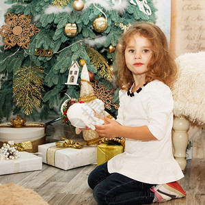 喜悦一个可爱的小女孩肖像圣诞装饰品中可爱的小女孩肖像愉快年轻图片