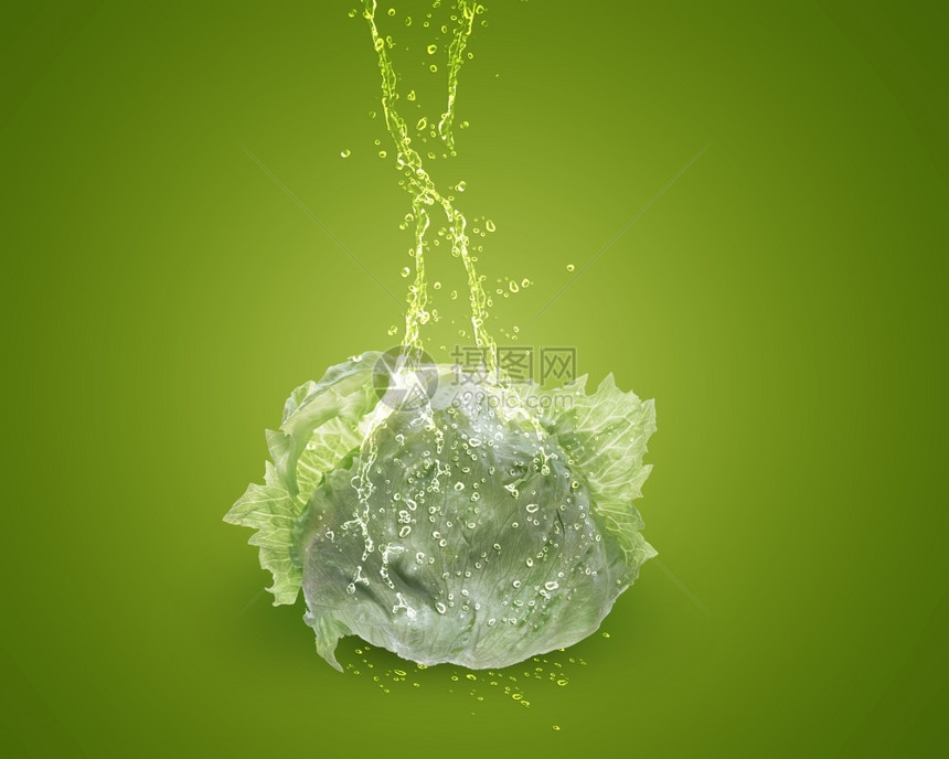 气泡露液体绿色背景的新鲜生菜加上水喷洒图片