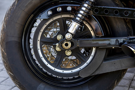 复古的经典摩托车轮和零部件的回转现代图片