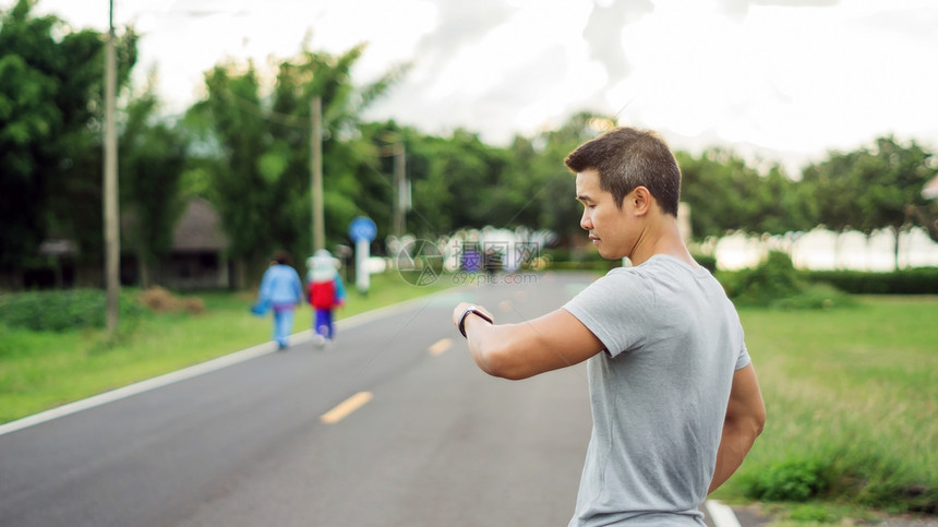 跑步男人锻炼亚裔子准备在公共园做运动温柔的焦点图片