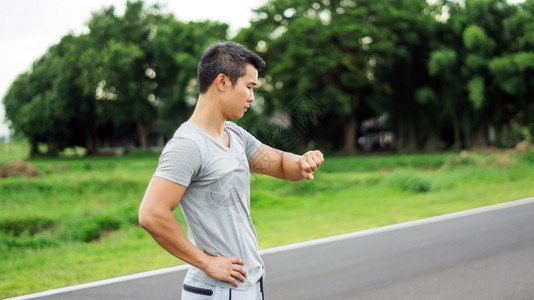 柔软的亚裔男子准备在公共园做运动温柔的焦点健康颜色图片