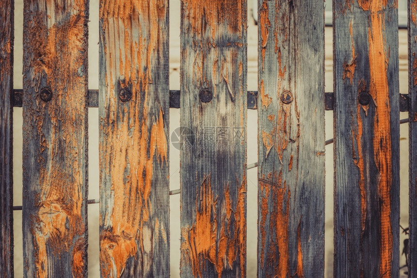 旧栅栏有橙色脱皮涂料和钉子旧围栏有橙色脱皮涂料乡村有质感的门图片