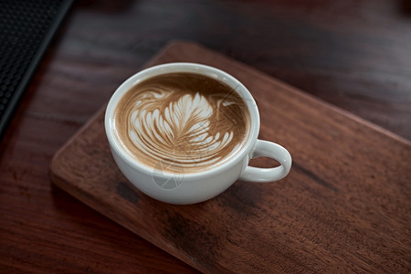 巧克力树有选择焦点杯热拿铁艺术咖啡重点是白泡沫热拿铁艺术咖啡可选择的图片