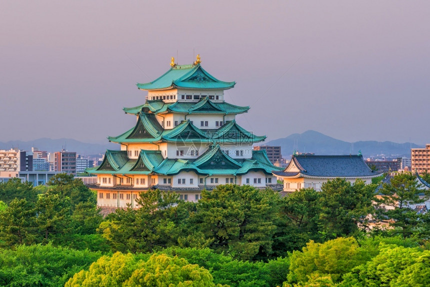 历史黄昏日落时名古屋城堡和日本市天际线历史的图片