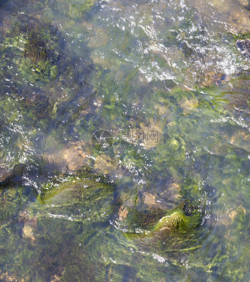 液体在我眼中快速的河流倒在水中一个抽象的背景从焦点出来在水下的石头矿物重点图片