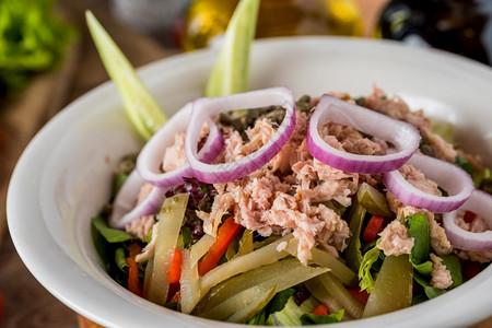 美食混合健康沙拉在木制桌上的白碗中多于一顿饭图片