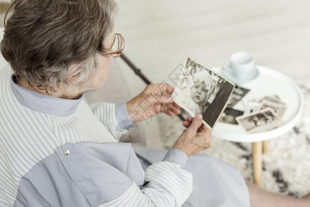 奶外婆看着老旧的相片保持数码单反图片