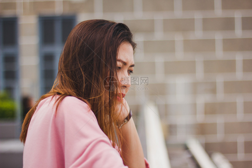 年轻的白种人淑女长发站在阳台上着图片