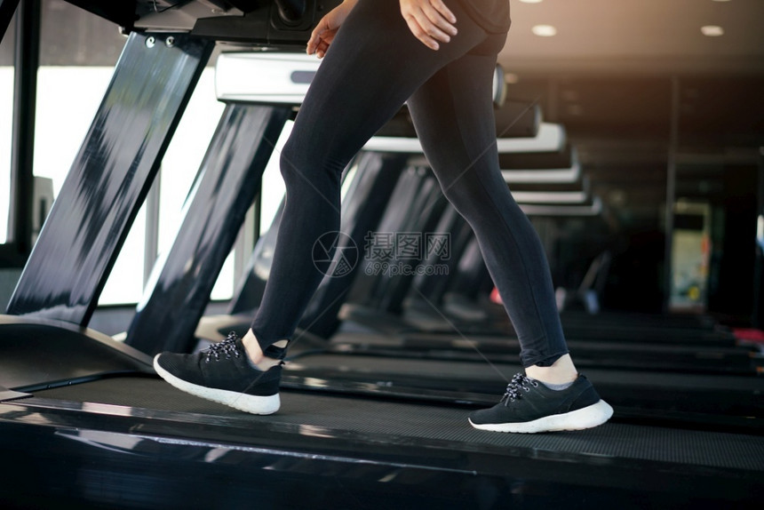 运动车上的女健身赛跑男人步机脚图片