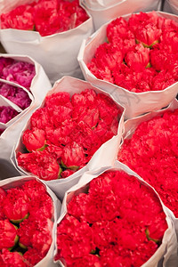 丰富多彩的花朵有种颜色的花朵束被绑在销售的花朵上鲜市场户外黄色的图片