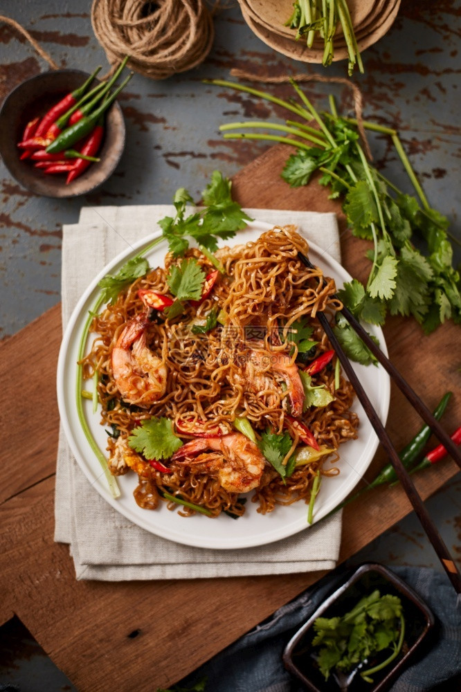 意大利面热的亚洲人带虾和蔬菜的干炒面图片
