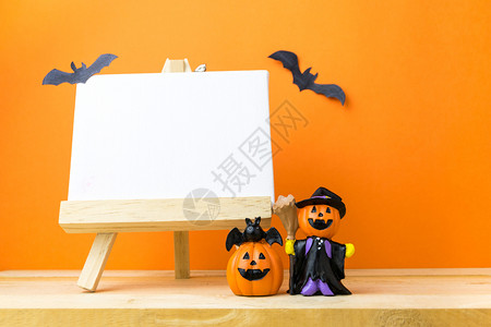 黑色的万圣节木桌上的南瓜庆祝幽灵般的图片