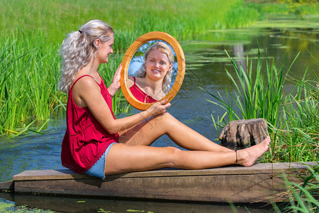 在湖边照镜子的女人图片