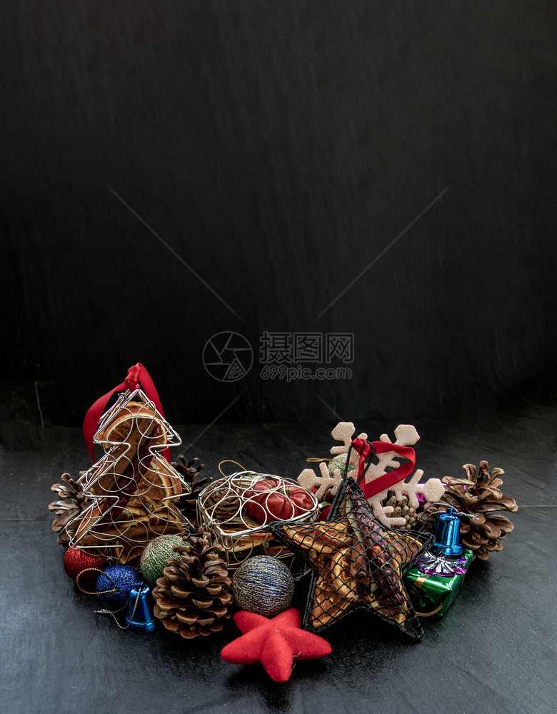 圣诞装饰品TwigsChristmas树棕天然松果和Xmas鹿底深有各种水果从顶部看Oblique复制空间质地最佳黑暗的图片