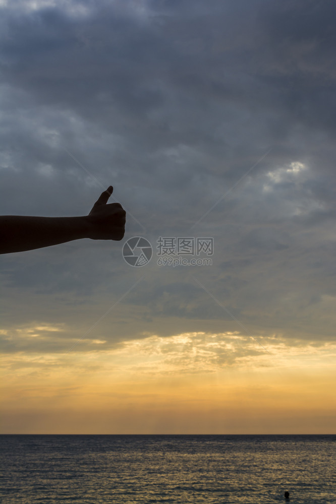 希腊列夫卡达岛最令人印象深刻的海滩之一是希腊列夫卡达岛莱PortoKatsikiHand位于西波尔图卡齐基海滩上浪爱奥尼亚支撑图片