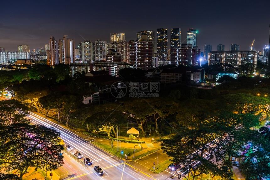 亚洲绿色城市新加坡下天际夜幕交通和汽车小路长期的景象图片