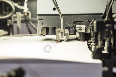 单张纸打印作坊在一个刷设施中用纸面印刷法加装部分冲印页板图片