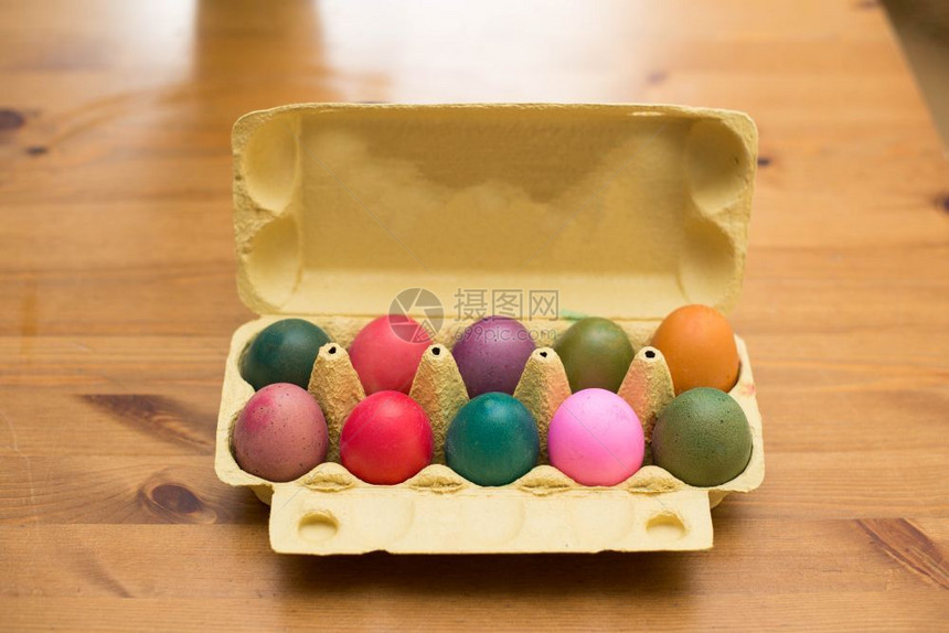 庆典桌上盒子里的彩色复活节蛋四月复活节装饰桌子上盒里的彩色复活节蛋装饰蓝色的多于图片