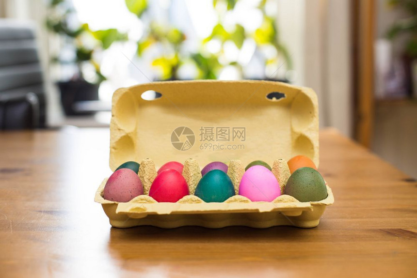 多于桌上盒子里的彩色复活节蛋四月复活节装饰桌子上盒里的彩色复活节蛋装饰自然画图片