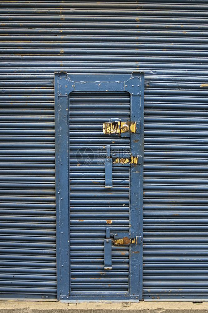 屋墨西哥的蓝色铁门城市一种图片