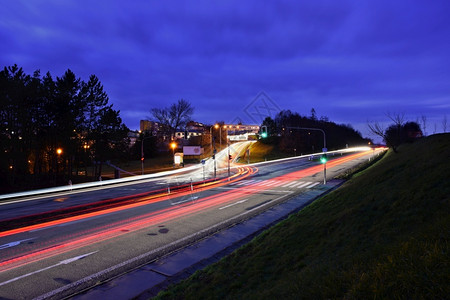 黑暗的洛斯夜晚路边风景的照交通车上有灯光和彩色线模糊的汽车安吉利斯图片