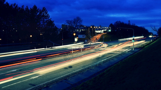 天际线夜晚路边风景的照交通车上有灯光和彩色线模糊的汽车城市景观街道图片