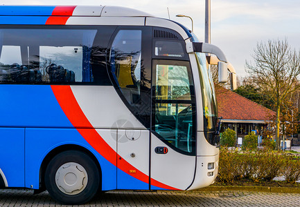 窗户白色红和蓝现代旅游客车的舱内为旅行业运输驾驶入口图片