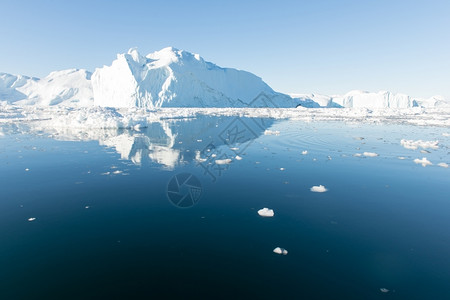 环境美丽的冰山在迪斯科湾格陵兰岛伊卢利萨特周围的蓝色天空碳全球的图片