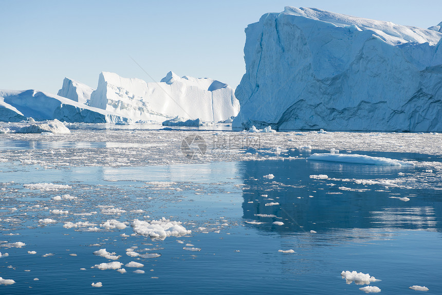 变暖美丽的冰山在迪斯科湾格陵兰岛伊卢利萨特周围的蓝色天空海景情绪图片