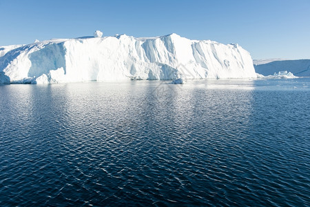 全球的等级美丽冰山在迪斯科湾格陵兰岛伊卢利萨特周围的蓝色天空完美图片