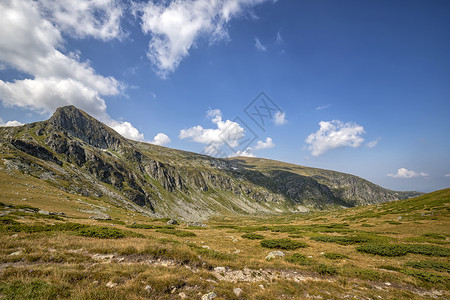 天空令人惊叹的美丽保加利亚里拉山丘和云彩的美丽风景图片